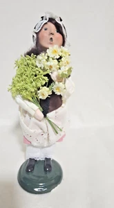 Byers Choice 2008 niña colonial con flores ~ base defectuosa - Imagen 1 de 11