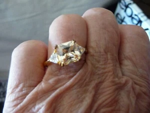GOLD TONE VERY PALE YELLOW SQUARE CUT CENTER STONE TRIANGLE SIDE  Sz9RING #7/10C - Picture 1 of 9