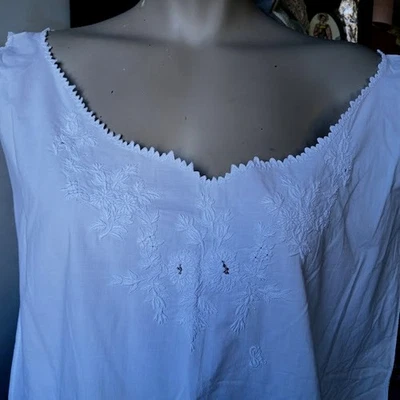 Chemise de nuit ancienne lin brodée sur le devant - Photo 1/2