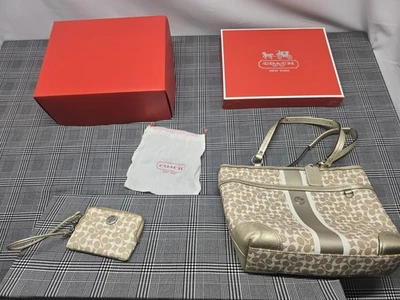 Bolsa tote feminina Chelsea Heritage assinatura listrada e conjunto de carteira com poeira... - Imagem 1 de 4