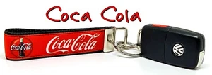 Coca Cola Schlüsselanhänger Armband Keychain 1" breit Reißverschluss Ziehen Kameragurt Handarbeit - Bild 1 von 12