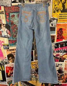De Colección Años 70 Lavado Claro Bordado Brittania Logo Pierna Ancha Denim Bengalas 27x33 Hippie - Imagen 1 de 16