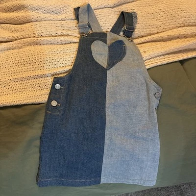 Vestido Mono Denim Epic Threads Niñas Talla 5t Azul Dos Tonos Corazón Bolsillo Nuevo con Etiquetas Foto 1 de 4