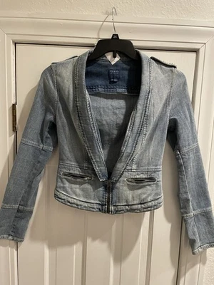 Chaqueta vaquera vintage con tachuelas Guess. Mujer Talla Pequeña. Foto 1 de 4