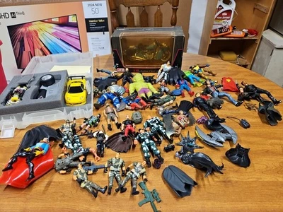 Lote mixto de juguetes vintage años 80, 90 figuras de acción armas accesorios piezas Foto 1 de 4