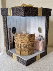 HAND MADE DOLLS HOUSE GIFT BOXED BEDROOM SECTION WITH CONTENTS & LED LIGHTS - Picture 1 of 15