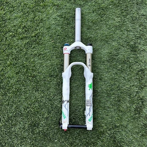 White 26" RockShox Lyrik RC2 L Suspension Fork Rock Shox 1.5 x 8.25 Downhill - Picture 1 of 15
