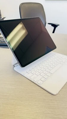 Apple iPad Pro 3rd Gen. 256GB, Wi-Fi + 4G (Unlocked), 12.9 in - Silver - Image 1 of 4