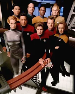 Star Trek: Voyager 8x10 Publicity Photo Cast on Enterprise Bridge (cast4-1) - Picture 1 of 1