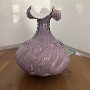 Fenton Lavendel Überfang gefasst Schwan Rohrkolben Vase weiß Rüschen - Bild 1 von 13