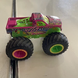 HOT WHEELS MONSTER TRUCKS - TORQUE TERROR - 1:64 MONSTER JAM - Picture 1 of 8