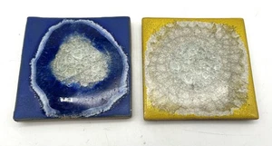 Anthropologie Sottobicchieri Geode Cristallo Schiacciato Blu Giallo 4x4" - Foto 1 di 6