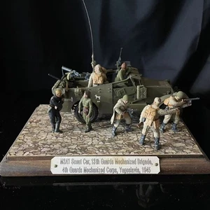 Modelo de coche explorador M3A1 Pro Built 1/27 con soldados en base de exhibición de madera - Imagen 1 de 11