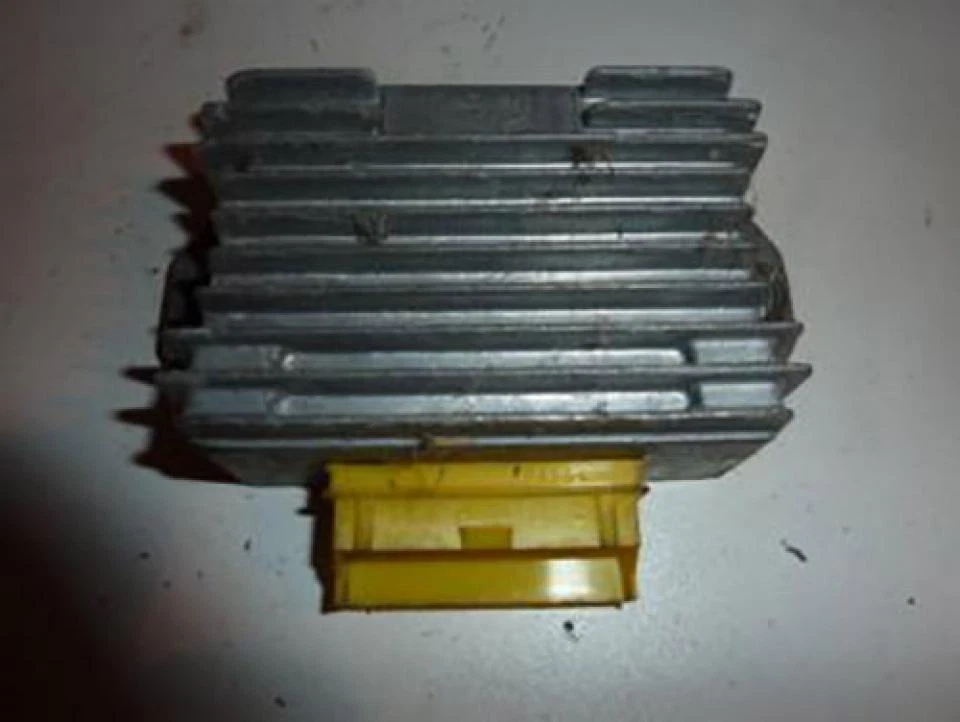 Régulateur redresseur de tension origine pour scooter Piaggio 125 LX4 1998 - Photo 1/1