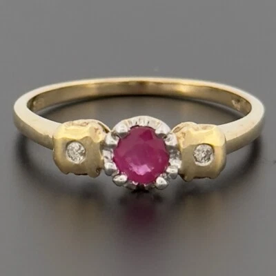 Anillo de tres piedras de oro amarillo de 9 quilates con rubí y diamantes talla M 1/2 con sello Foto 1 de 4