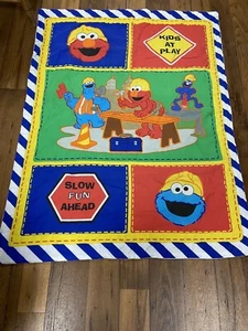Manta acolchada Sesame Street, Elmo, Cookie Monster Kids At Play Manta Usada en Excelente Condición - Imagen 1 de 10