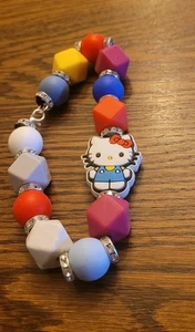 9,5" Handgefertigtes buntes Hello Kitty Silikon Perlen Armband mit Karabinerverschluss  - Bild 1 von 4