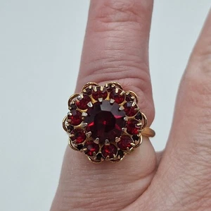 Vintage 1960's Sarah Coventry Red Stone Hat Style Goldtone Ring Sz 5, Glam Chic - Picture 1 of 3