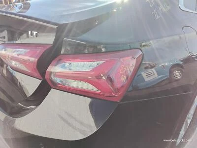 Luz trasera 16 a 24 Chevrolet Malibu R cuarto de panel montado, incandescente OEM Foto 1 de 2