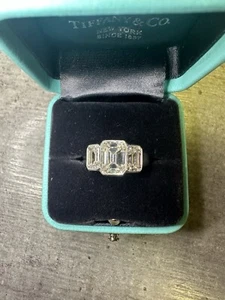 Platino Tiffany GIA Graduado Diamante Esmeralda Bisel de 3 Piedras Compromiso 4,24 CTW. - Imagen 1 de 9