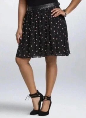 Falda para mujer TORRID pájaro colibrí negra imitación cuero tachuela cintura usada en excelente estado talla 18 Foto 1 de 4