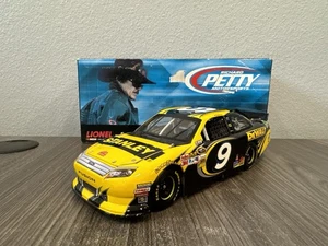 2012 Marcos Ambrose #9 Stanley 1:24 NASCAR Action MIB - Imagen 1 de 13