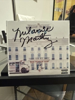 SIGNED Melanie Martinez - K-12 CD With DVD AUTOGRAPHED Foto 1 de 3