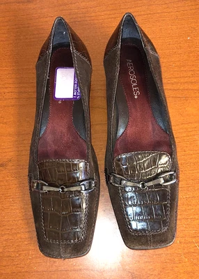 Zapatos para mujer Aerosoles 7M Playfill marrón estampado cocodrilo cuña mocasines cuero. Foto 1 de 4