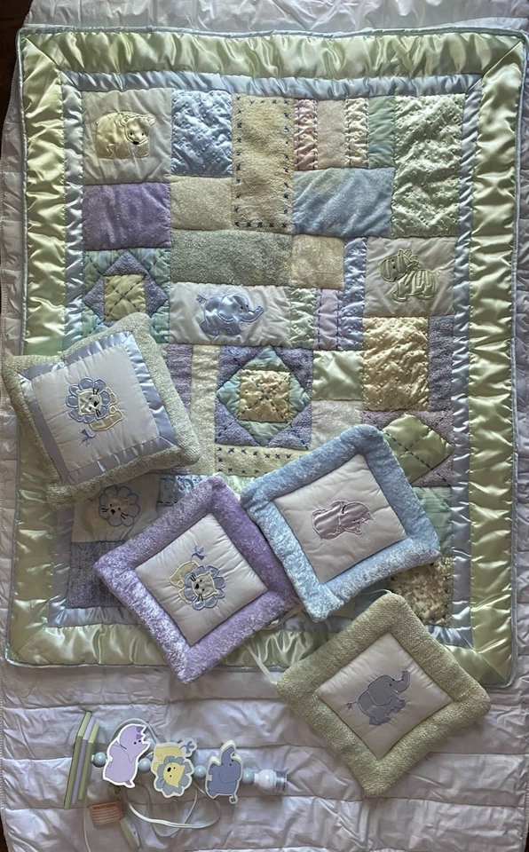 Edredón, almohada, colgantes de pared y lámpara Kidsline Arcadia Jungle para bebé Foto 1 de 4