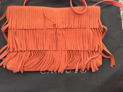Bolsa de mão Vince Camuto Riqui couro camurça franja tiracolo coral macio - Imagem 1 de 4