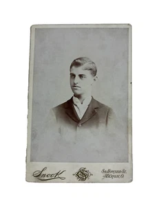 Tarjeta de gabinete de arte 1890 foto Akron Ohio South Howard Street hombre cuello blanco - Imagen 1 de 8