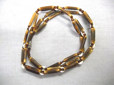 2 FILAS DE CUENTAS DE TRONCOS MARRONES CUENTAS DE SEMILLAS DE BRONCE con COLLAR PULSERA ENVOLVENTE CON CÁSCARA BLANCA Foto 1 de 3