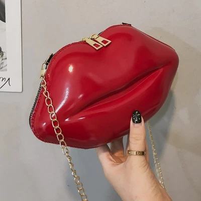 Bolso sin asas con forma de labios para mujer bandolera de charol rojo cadena dorada Foto 1 de 4