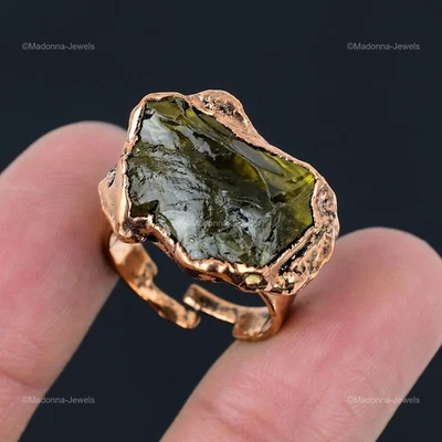 Anillo de cobre con peridoto áspero de peridoto del Pentágono electroformado declaración de esposa Foto 1 de 4
