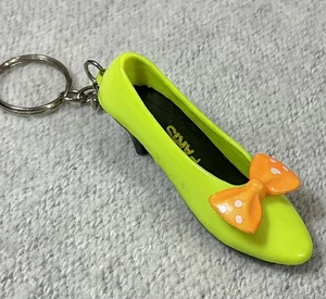 Portachiavi scarpa tacco alto verde fluo Parigi vintage con fiocco arancione souvenir - Foto 1 di 9