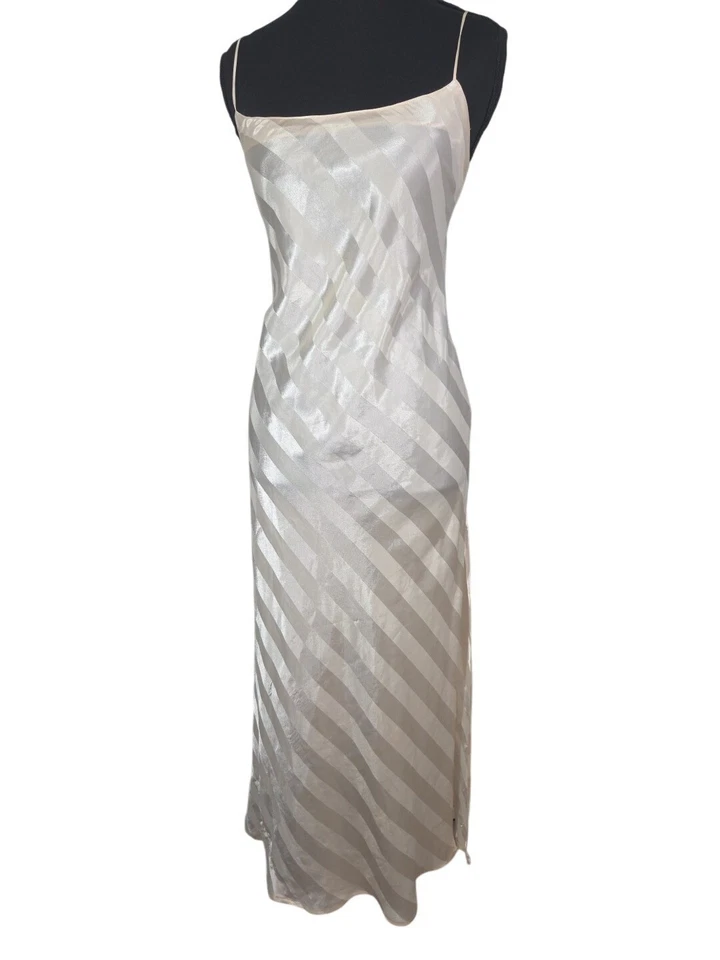 Maxi Vestido Sin Mangas De Colección Victorias Secret Etiquetas Doradas Crema Rayas Satén Foto 1 de 4