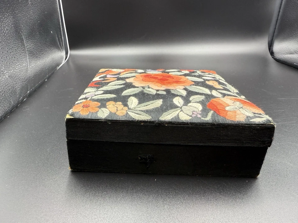 Joyero o baratija vintage de tela floral bordada Foto 1 de 4