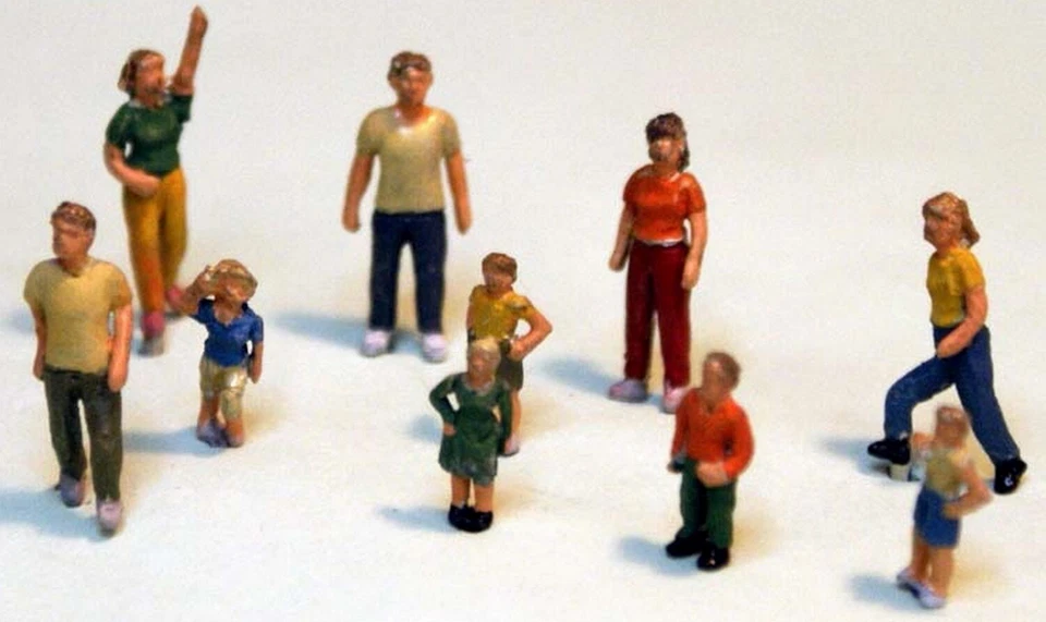 10 Children modern 1980 F245 UNPAINTED OO Scale Langley Model Kit People Figures - Image 1 of 1