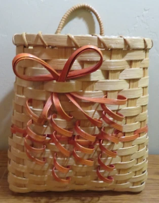 VINTAGE HANDMADE 1991 MEDIUM SIZE SPLIT ASH WALL BASKET WITH CURLS - Image 1 of 4