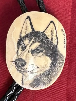 VINTAGE SCRIMSHAW BOLO TIE - SIBERIAN HUSKY - BY G. STEARNS - 1981 - Image 1 of 4