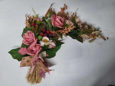 Altrosa Gesteck 38cm Seidenblumen Bogen Samtgras Efeu künstliche Rosen rosa Wand - Bild 1 von 4