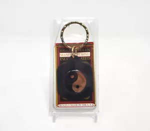 Yin & Yang Schlüsselanhänger schwarz Metall Goldring USA Highland Glen Mfg Vintage neu in Verpackung - Bild 1 von 4