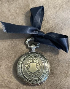 Massiver Parfum Taschenuhr Anhänger (eventuell Schneewittchen & Jäger Merch) - Bild 1 von 3