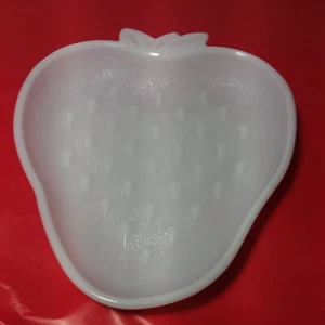 Plato de baratija de caramelo vintage Hazel Atlas blanco vidrio de leche con forma de fresa - Imagen 1 de 4