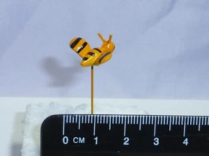1:12 scale Bee Garden Ornament - Picture 1 of 3