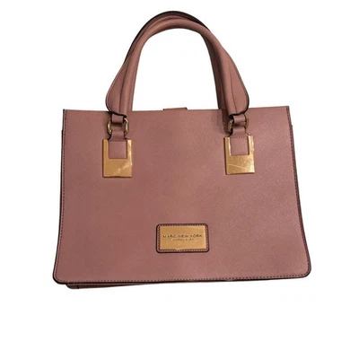 Cartera de Mano Marc New York Rosa Malva Saffiano Herrajes Dorados Cartera Estructurada Foto 1 de 4