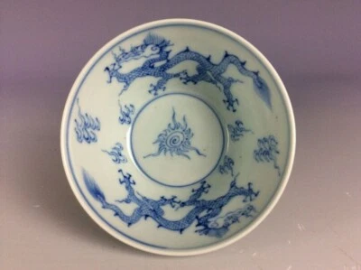 18C Yongzheng, 清雍正 白描青花雲龍搶珠紋盌 (成化寄托款) Un cuenco de dragón azul y blanco Foto 1 de 4
