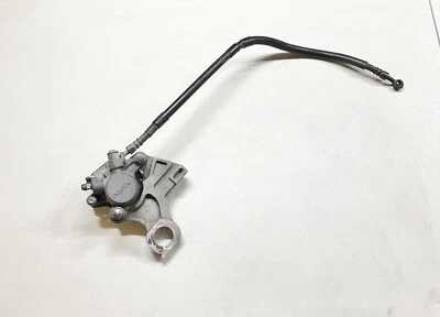 03-05 PINZA DE FRENO TRASERA YAMAHA YZF R6 06-09 R6S OEM CON SOPORTE DE MONTAJE Y LÍNEA Foto 1 de 4