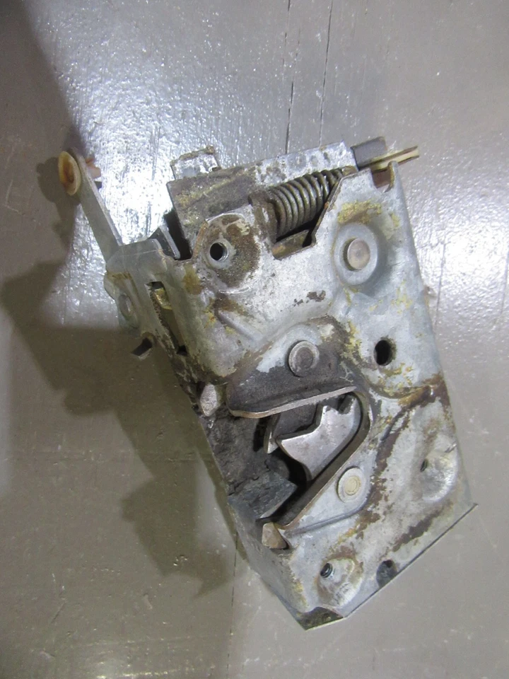 Mecanismo de montaje de pestillo de puerta de camión Ford F150 250 1973-1979 lado del conductor Foto 1 de 2