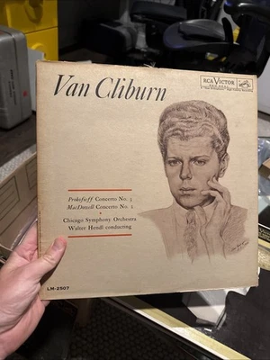 Van Cliburn (1961) Chicago Symphony Orchestra-Walter Hendl LM-2507 LP - Image 1 of 4